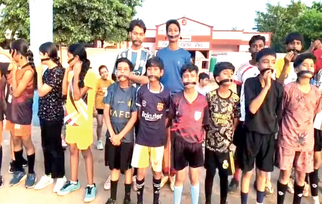हायर सेकेंडरी मैदान बचाने बच्चों का मौन प्रदर्शन, मुंह पर काली पट्टी बांधकर जताया विरोध