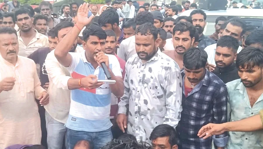 इथेनॉल फैक्ट्री में करंट लगने से युवक की मौत, परिजनों ने 5 किमी लंबा चक्काजाम किया