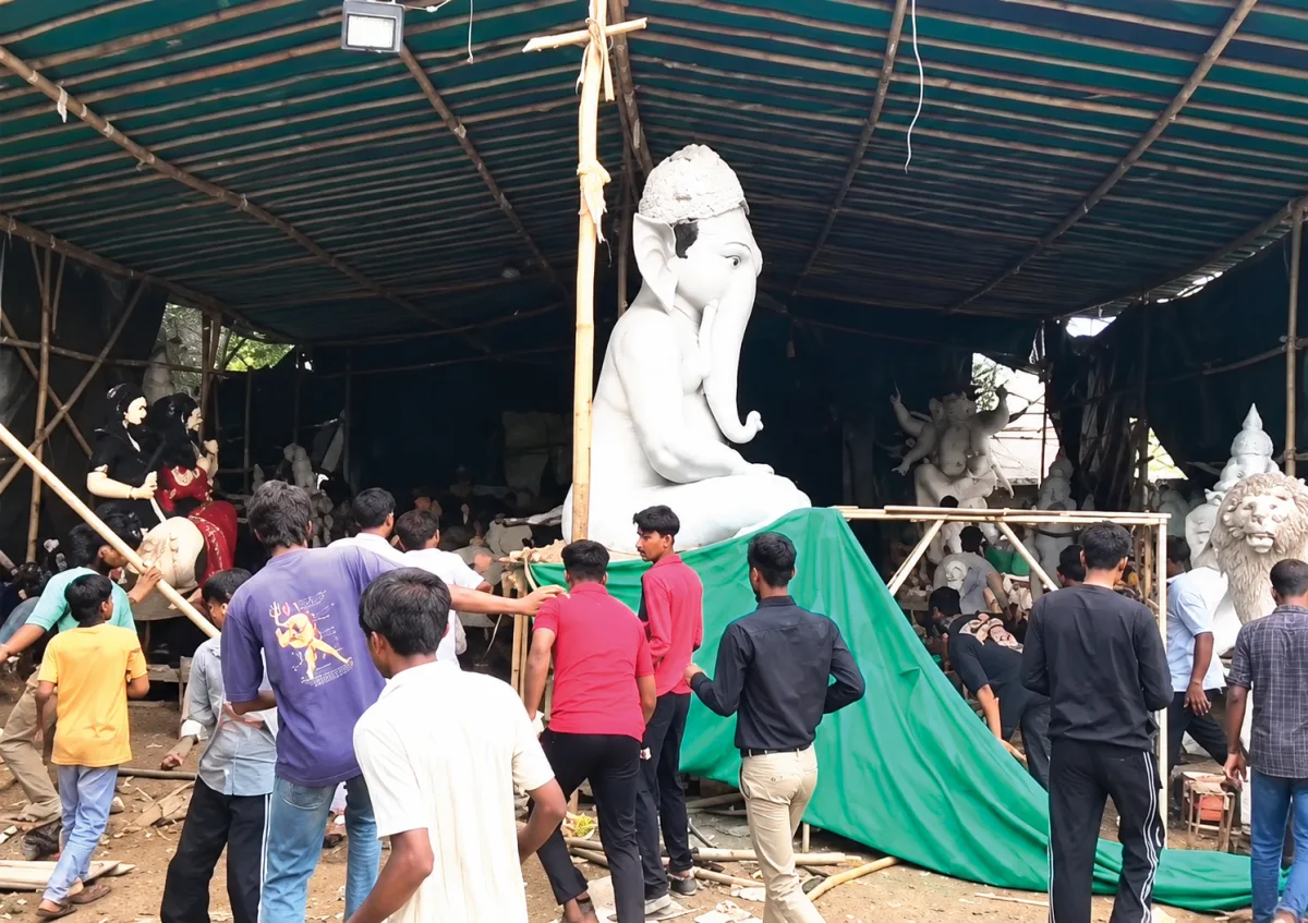 गणेश स्थापना से पहले अधूरी प्रतिमाएं मिलने पर हंगामा, मूर्तिकार लापता; समितियों ने थाने का किया घेराव