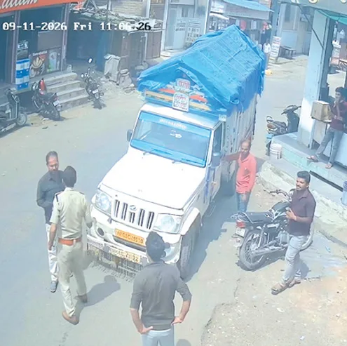 यातायात प्रभारी की दबंगई का CCTV वीडियो वायरल, पिकअप चालक से विवाद और कथित अभद्रता का मामला