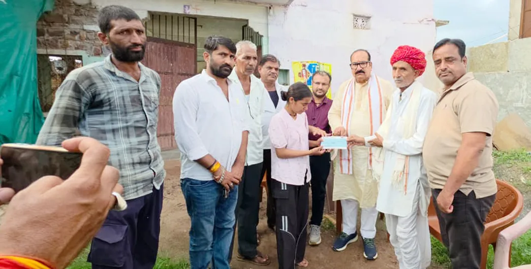 झूलते बिजली तारों की चपेट में मृतक की मौत, परिवार को मिली 6 लाख रुपये की आर्थिक सहायता