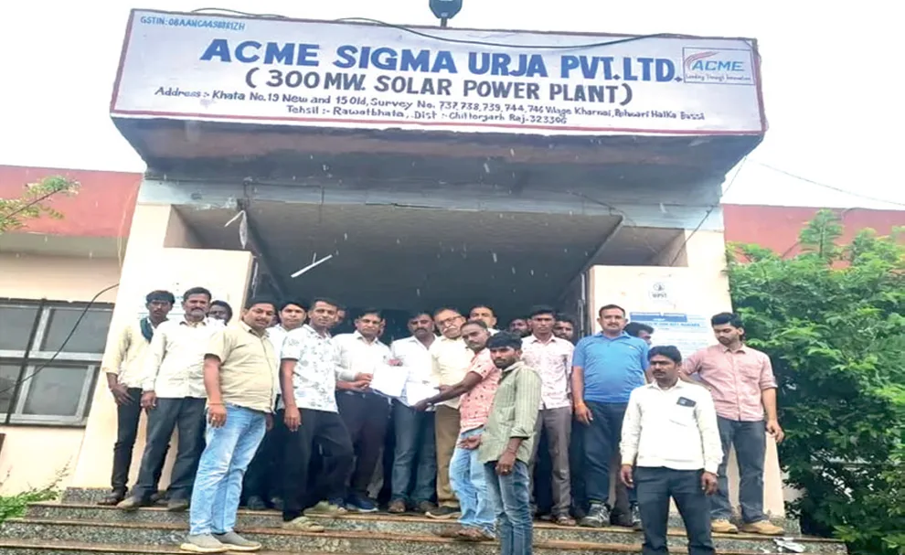 चंबल डूब क्षेत्र से विस्थापित आदिवासियों का प्रदर्शन, ACME सोलर प्लांट के गेट पर लगाया ताला