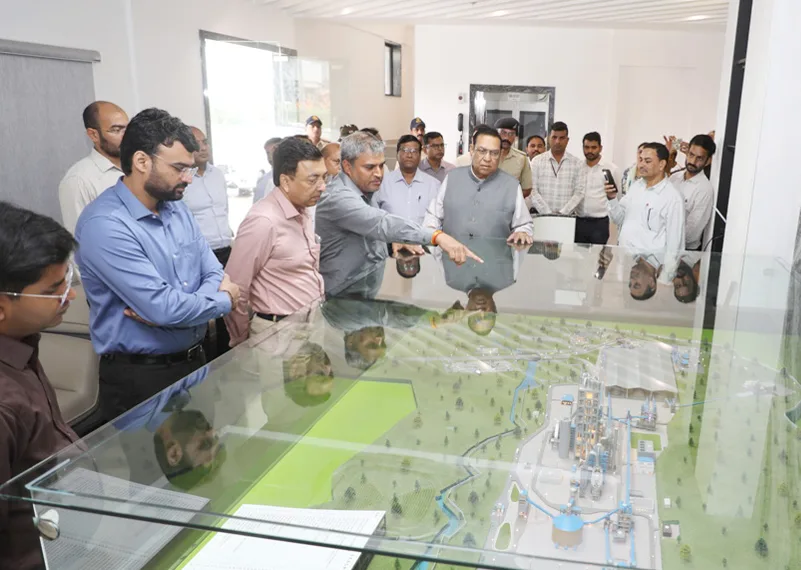 3500 करोड़ की सीमेंट फैक्ट्री का प्रमुख सचिव और कलेक्टर ने किया निरीक्षण, 2 हजार से अधिक युवाओं को रोजगार का दावा