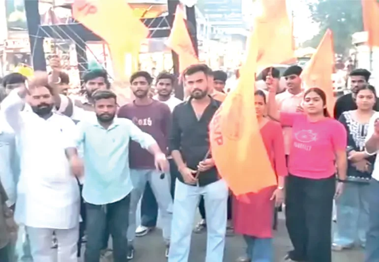 डूसू में एबीवीपी की जीत पर नीमच में जश्न, विजय टॉकीज चौराहे पर आतिशबाजी और मिठाई बांटी