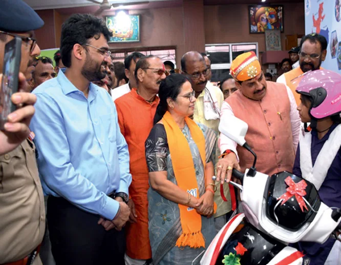 सीएम मोहन यादव ने देखी विकास और नवाचारों की प्रदर्शनी, स्थानीय उत्पादों व विद्यार्थियों की रचनात्मकता को सराहा