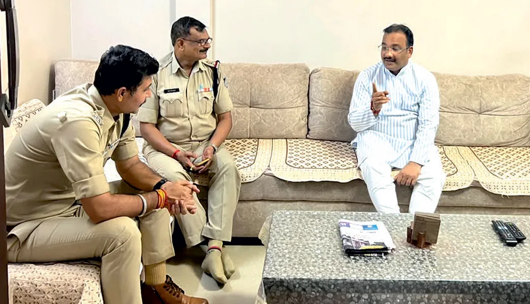 सीएम के दौरे से पहले कांग्रेस जिलाध्यक्ष तरुण बाहेती घर में नजरबंद, युवा कांग्रेस जिलाध्यक्ष भी पुलिस निगरानी में