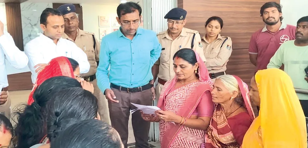 महिला स्व-सहायता समूहों की ‘चौका-चूल्हा बंद’ हड़ताल दूसरे दिन भी जारी, कलेक्ट्रेट में बेलन-चकला बजाकर जताया विरोध