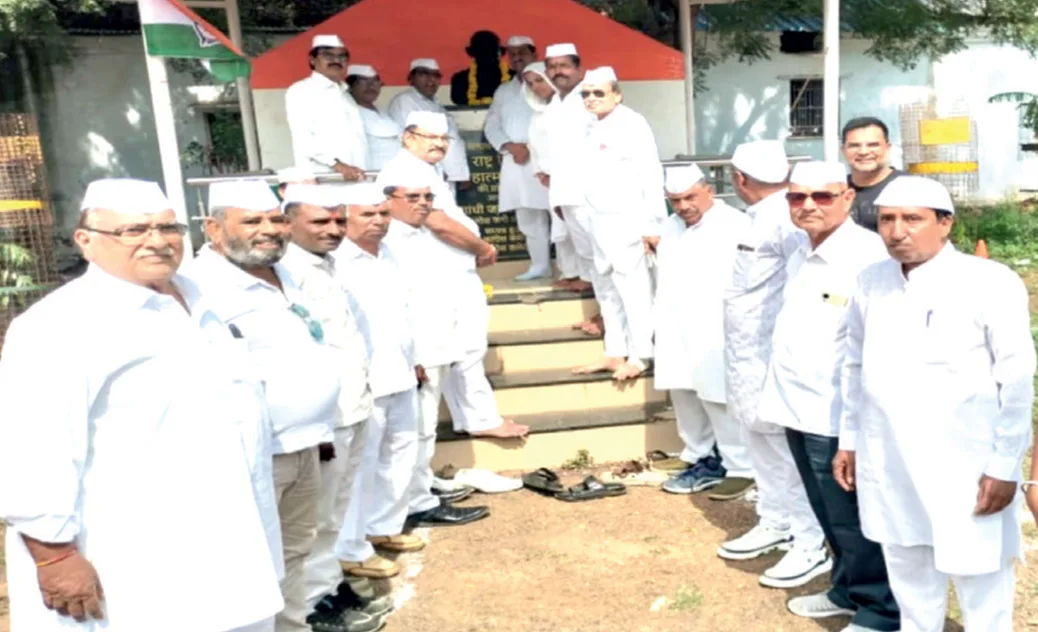 गांधी भवन में कांग्रेस सेवादल ने किया ध्वजारोहण, महात्मा गांधी की प्रतिमा पर किया माल्यार्पण