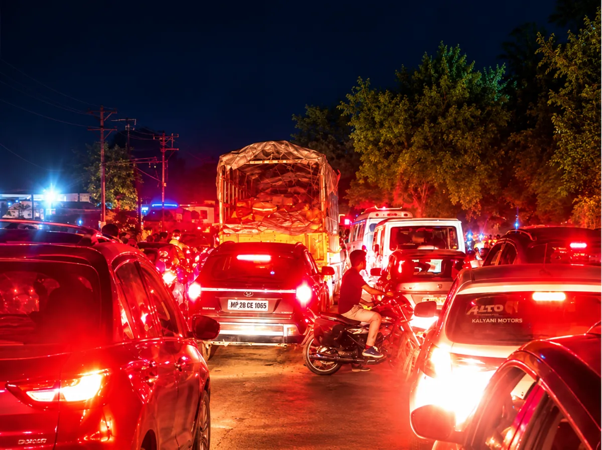 महू रोड पर 1 किलोमीटर लंबा जाम, सड़क निर्माण की अव्यवस्था से राहगीर परेशान