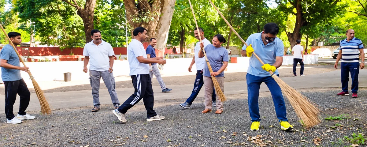 एसपी ने उठाई झाड़ू, पुलिसकर्मियों ने किया श्रमदान: स्वच्छता और नशामुक्ति का संदेश