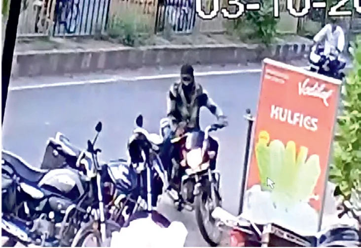जावद में दिनदहाड़े बाइक चोरी: CCTV में कैद हुई पूरी वारदात