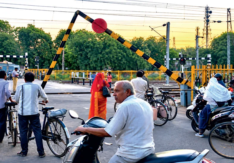 मंडी रोड का रेलवे फाटक टूटने से यातायात प्रभावित : सुरक्षा व्यवस्था पर उठे सवाल
