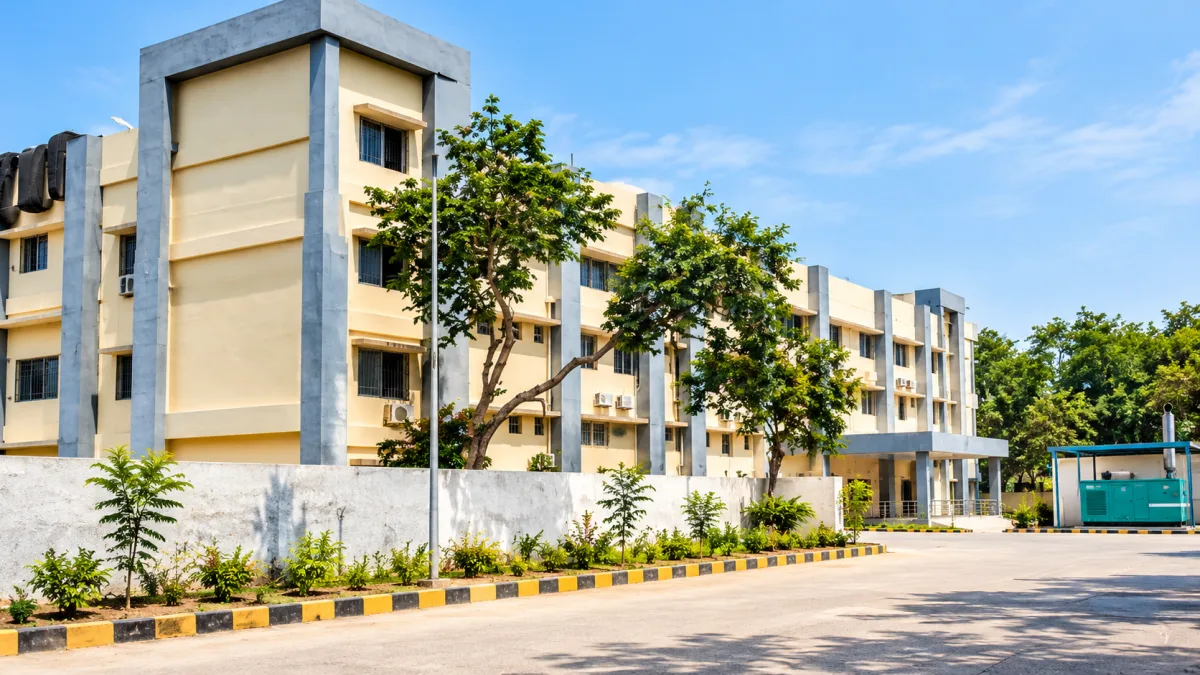 लोकार्पण के इंतजार में अटका 13 करोड़ का क्रिटिकल केयर सेंटर: 10 माह से तैयार भवन