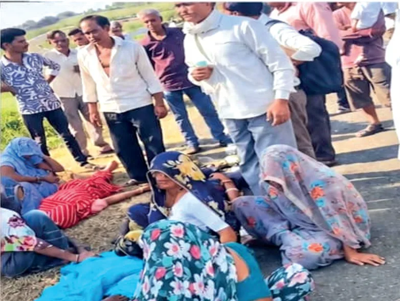 अंधे मोड़ पर अनियंत्रित होकर पलटा तूफान वाहन: 10 घायल