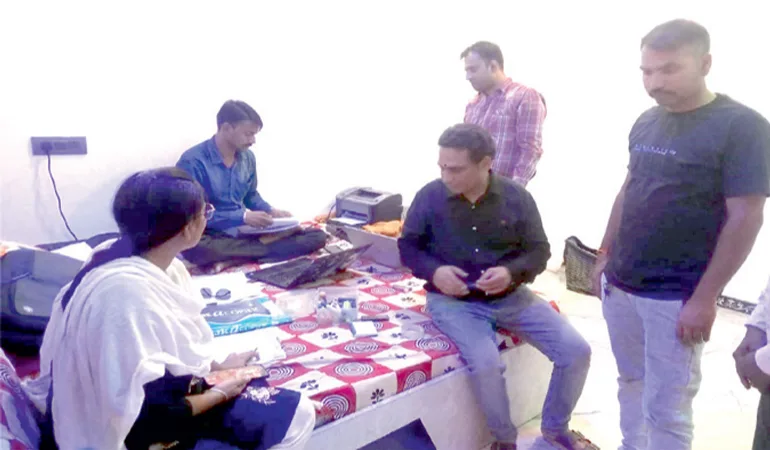 प्रधानमंत्री आवास की तीसरी किस्त जारी करने के नाम पर ₹10 हजार रिश्वत मांगी: ₹6 हजार लेते कंप्यूटर ऑपरेटर ट्रैप