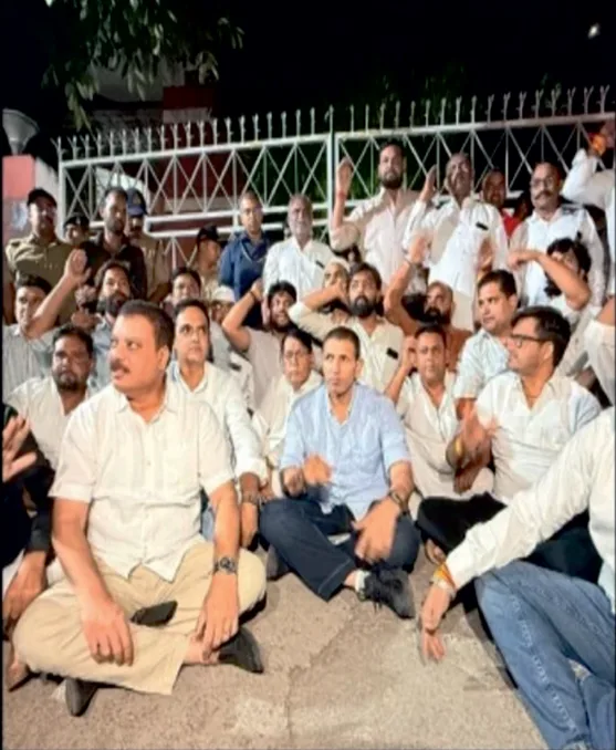 राहुल गांधी की हिरासत के विरोध में MP कांग्रेस का धरना: निर्वाचन आयोग कार्यालय के बाहर प्रदर्शन