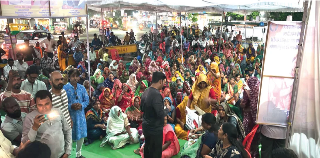 सफाईकर्मियों की कामबंद हड़ताल तीसरे दिन भी जारी: क्रमिक भूख हड़ताल शुरू