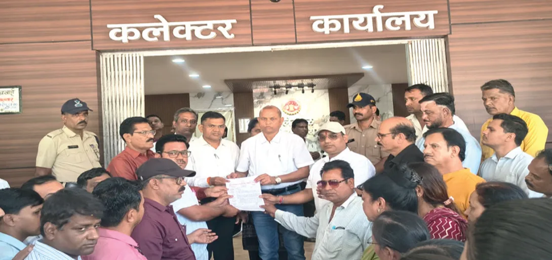 पटवारियों का प्रदर्शन, ऑनलाइन राजस्व कामकाज ठप करने की चेतावनी