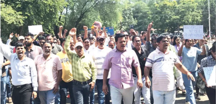 नीमच कलेक्ट्रेट में पटवारियों का अनूठा प्रदर्शन, बर्खास्त साथियों को माला पहनाकर जताया विरोध
