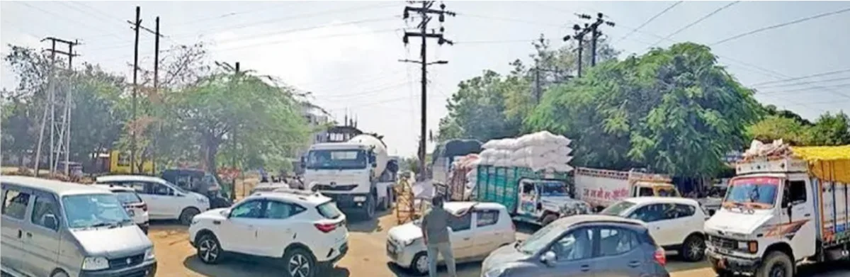 नीमच के कलेक्ट्रेट चौराहे पर महाजाम, एंबुलेंस फंसने से यातायात व्यवस्था पर उठे सवाल