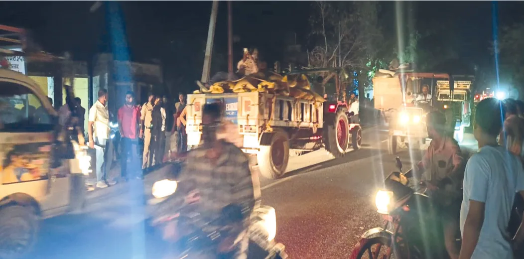 नवरात्रि में बिजली कटौती से भड़के ग्रामीण, जावद ग्रिड का घेराव कर किया चक्काजाम