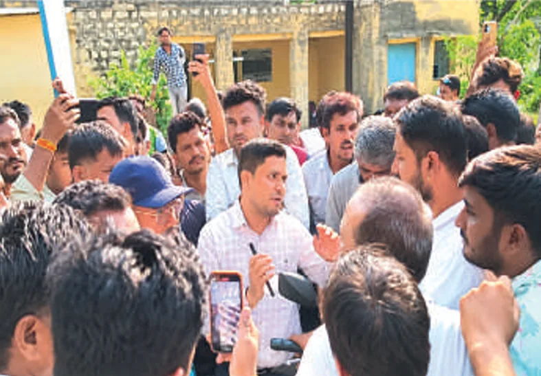 जावद में बिजली कटौती के विरोध में किसानों का प्रदर्शन, साढ़े तीन घंटे तक नीमच-जावद मार्ग पर चक्काजाम