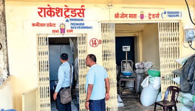नीमच की पुरानी कृषि उपज मंडी में चोरों का धावा, तीन दुकानों के ताले तोड़े; 65 हजार रुपए चोरी की आशंका