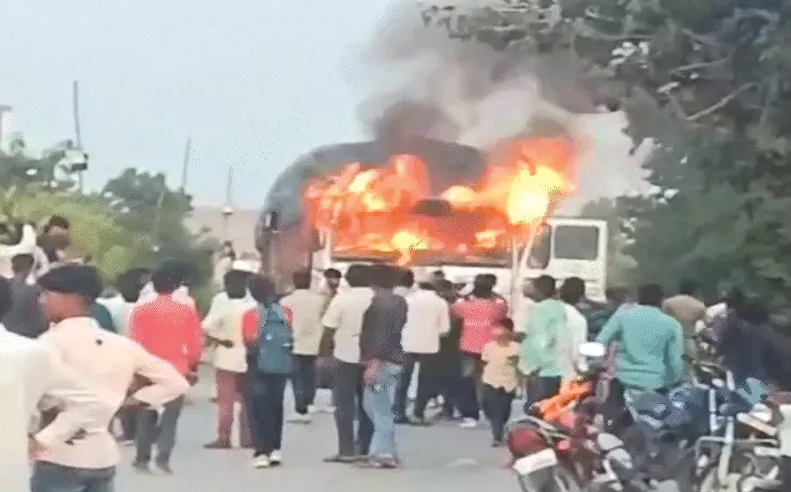 मंदसौर में दर्दनाक हादसा: ट्रक की चपेट में आने से बच्चे की मौत, गुस्साई भीड़ ने ट्रक में लगाई आग; 2 किमी लंबा जाम
