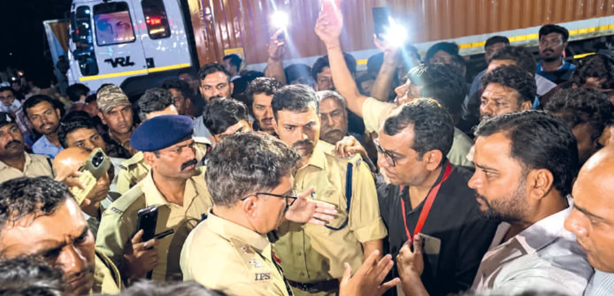 नयागांव आरटीओ बैरियर पर थप्पड़कांड के बाद बवाल, 3 घंटे हाईवे जाम; गुमटी में आगजनी