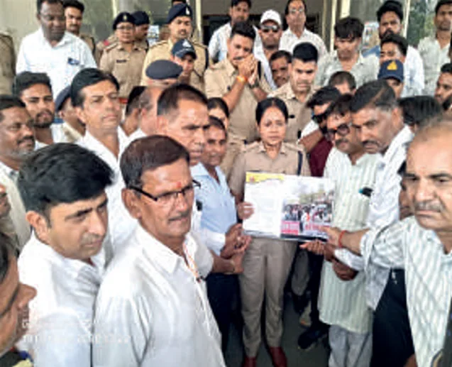 नीमच में समाज के बैनर को लेकर विवाद, रोशन वर्मा को पद से हटाने की मांग; तीन दिन का अल्टीमेटम