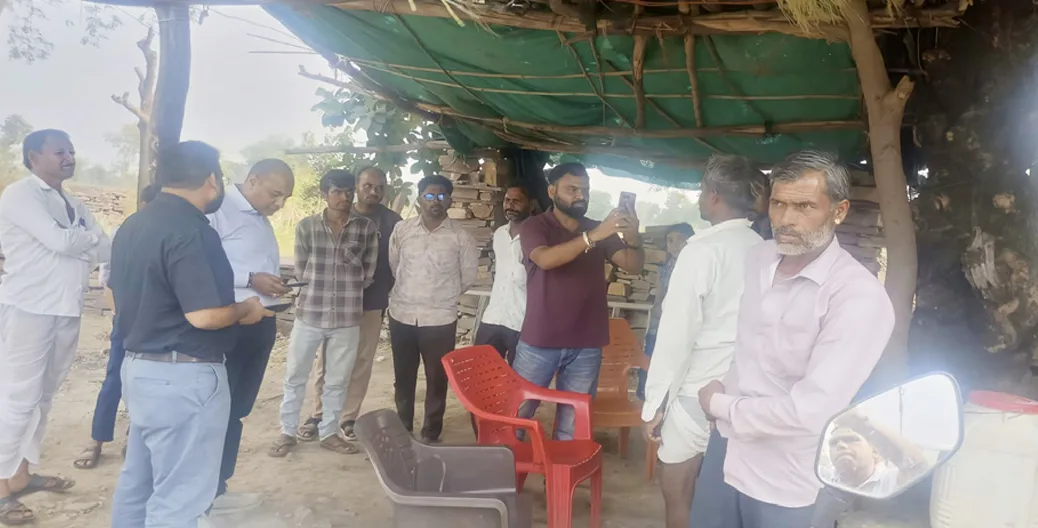 गरीब की झोपड़ी तक पहुंचे SDM संजीव साहू, दशहरे पर ग्रामीणों को सौंपे मालिकाना हक के दस्तावेज