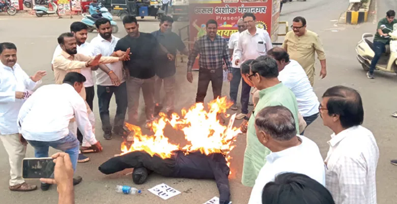 नीमच में वोट चोरी के मुद्दे पर कांग्रेस का प्रदर्शन, ज्ञानेश कुमार का प्रतीकात्मक पुतला दहन कर मांगा इस्तीफा
