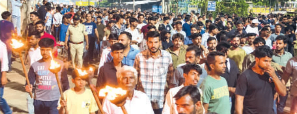 अंधेरी रात में मशालों की रोशनी से जगमगाई नीमच सिटी: धाकड़ पूर्णिमा पर निकला पारंपरिक जुलूस