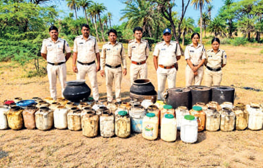 नीमच-मंदसौर में अवैध शराब के खिलाफ कार्रवाई: 4 भट्टियां ध्वस्त और 675 किलो लाहन नष्ट