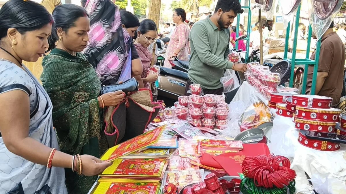करवा चौथ पर नीमच के बाजारों में उमड़ी भीड़: कमल चौक से बोहरा समाज बाजार तक रही रौनक