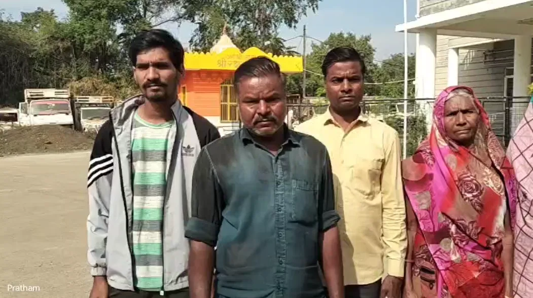 नीमच में गर्भवती महिला को हिरासत में लेने पर विवाद: परिजनों ने सिटी थाने में किया हंगामा