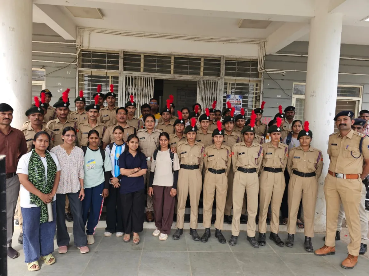 नीमच सिटी थाने में NCC और स्पोर्ट्स विद्यार्थियों का थाना भ्रमण: ASP हेमलता अग्रवाल रहीं मौजूद