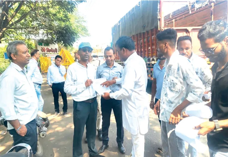 नयागांव रेलवे क्रॉसिंग पर एंबुलेंस फंसी, गंभीर मरीज की मौत; जांच और कार्रवाई की मांग