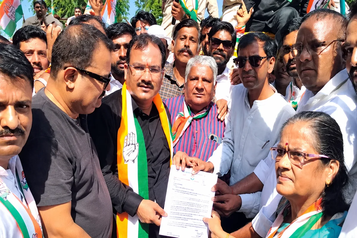 SIR के विरोध में नीमच में कांग्रेस का प्रदर्शन, बैरिकेड्स पर धक्का-मुक्की; पुलिया पर सौंपा ज्ञापन