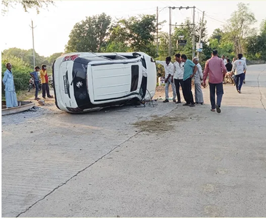 बिजली पोल से टकराकर कार पलटी, बाल-बाल बचे सवार; 70-80 हजार का नुकसान