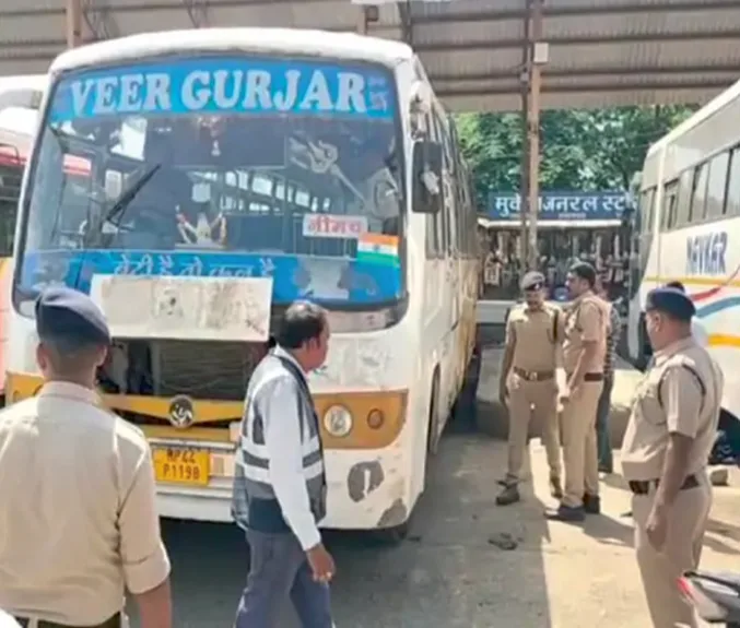 कलेक्टर के निर्देश के बाद कार्रवाई, नीमच बस स्टैंड से 5 बसें जब्त; यात्री प्रतीक्षालय भी अतिक्रमण मुक्त